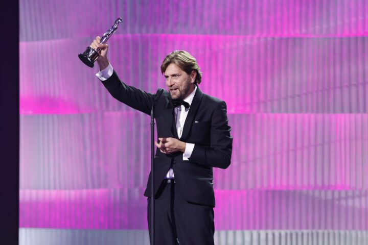 Ruben Östlund amb el premi de millor guió per 'Triangle of sandness'