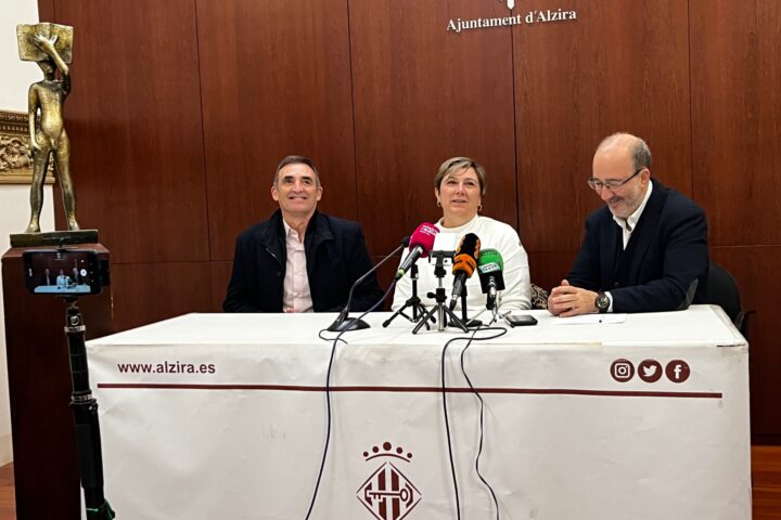 Josep Gregori, Raquel Tamarit i Diego Gómez durant la presentació de les novetats dels Premis Literaris Ciutat d'Alzira