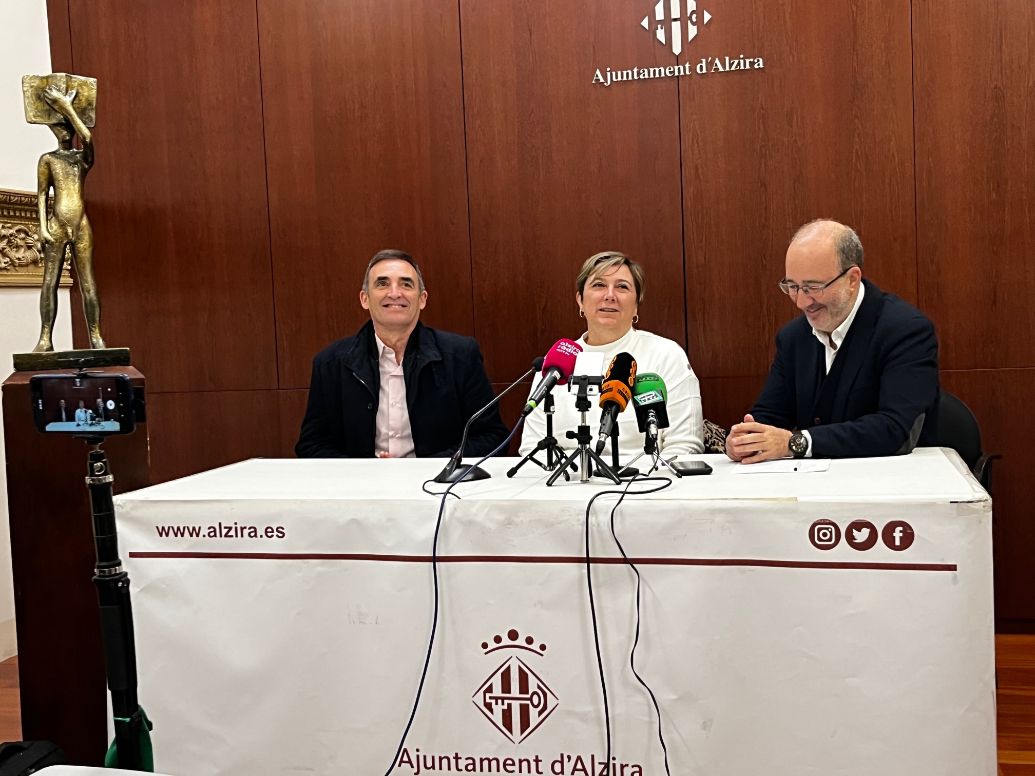 Josep Gregori, Raquel Tamarit i Diego Gómez durant la presentació de les novetats dels Premis Literaris Ciutat d'Alzira
