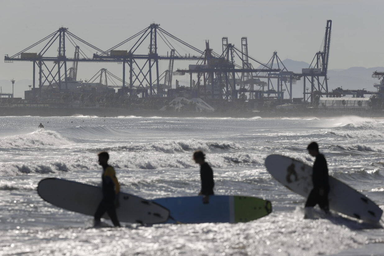 La platja i el port en una imatge recent. EFE / Kai Fösterling