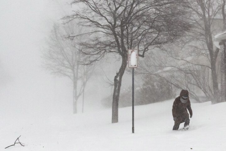 Una persona camina, amb neu fins al genoll, per un carrer de Buffalo, a l'estat de Nova York (fotografia: Jalen Wright).