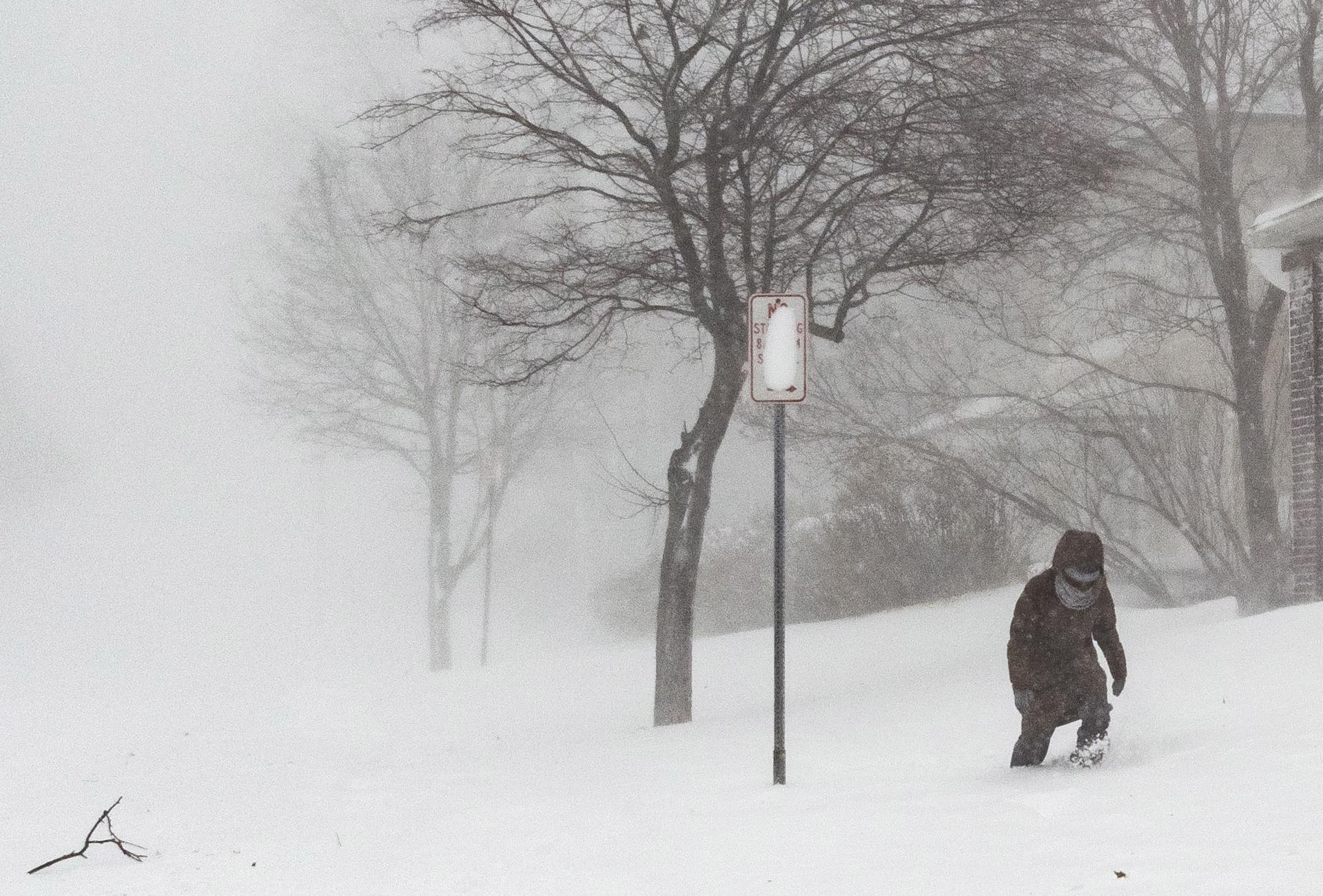 Una persona camina, amb neu fins al genoll, per un carrer de Buffalo, a l'estat de Nova York (fotografia: Jalen Wright).