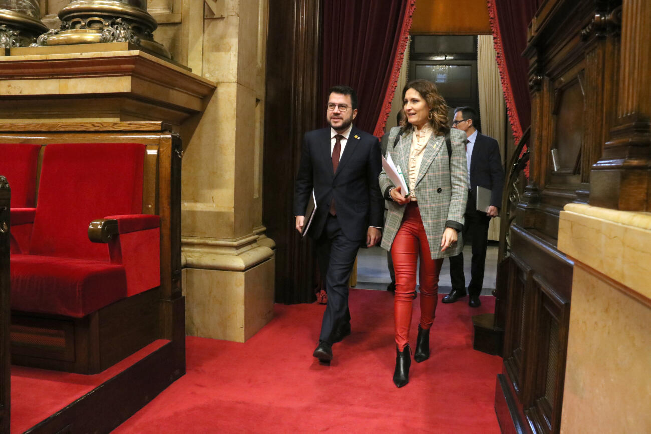Imatge d'arxiu del president del govern, Pere Aragonès, i la consellera Laura Vilagrà entrant a l'hemicicle del parlament (fotografia: ACN/Bernat Vilaró).
