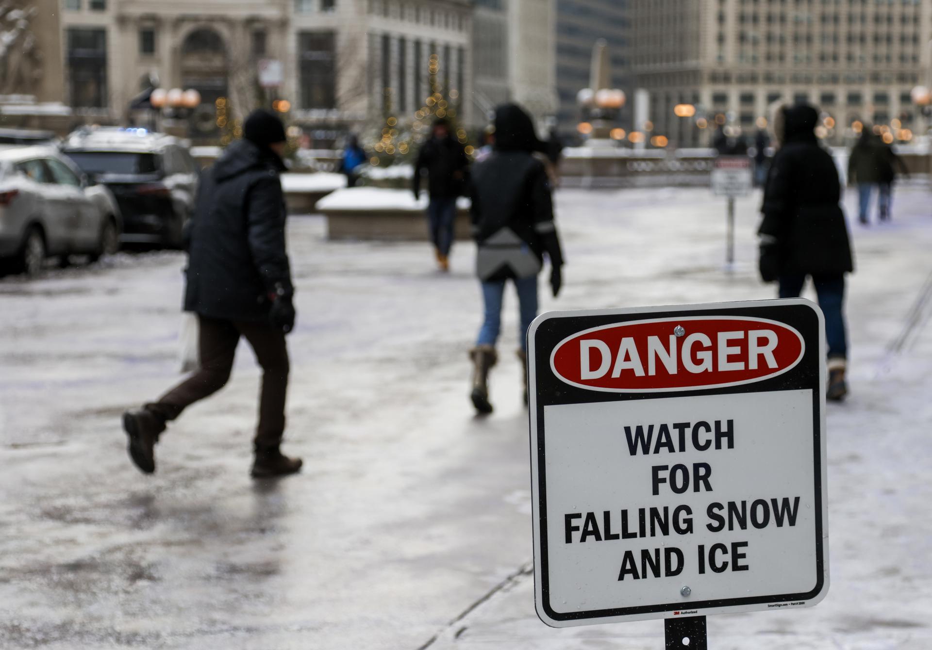 Ciutadans caminen per un carrer de Chicago, Illinois (EUA) sota temperatures gèlides. Fotografia: EFE/EPA/Tannen Maury