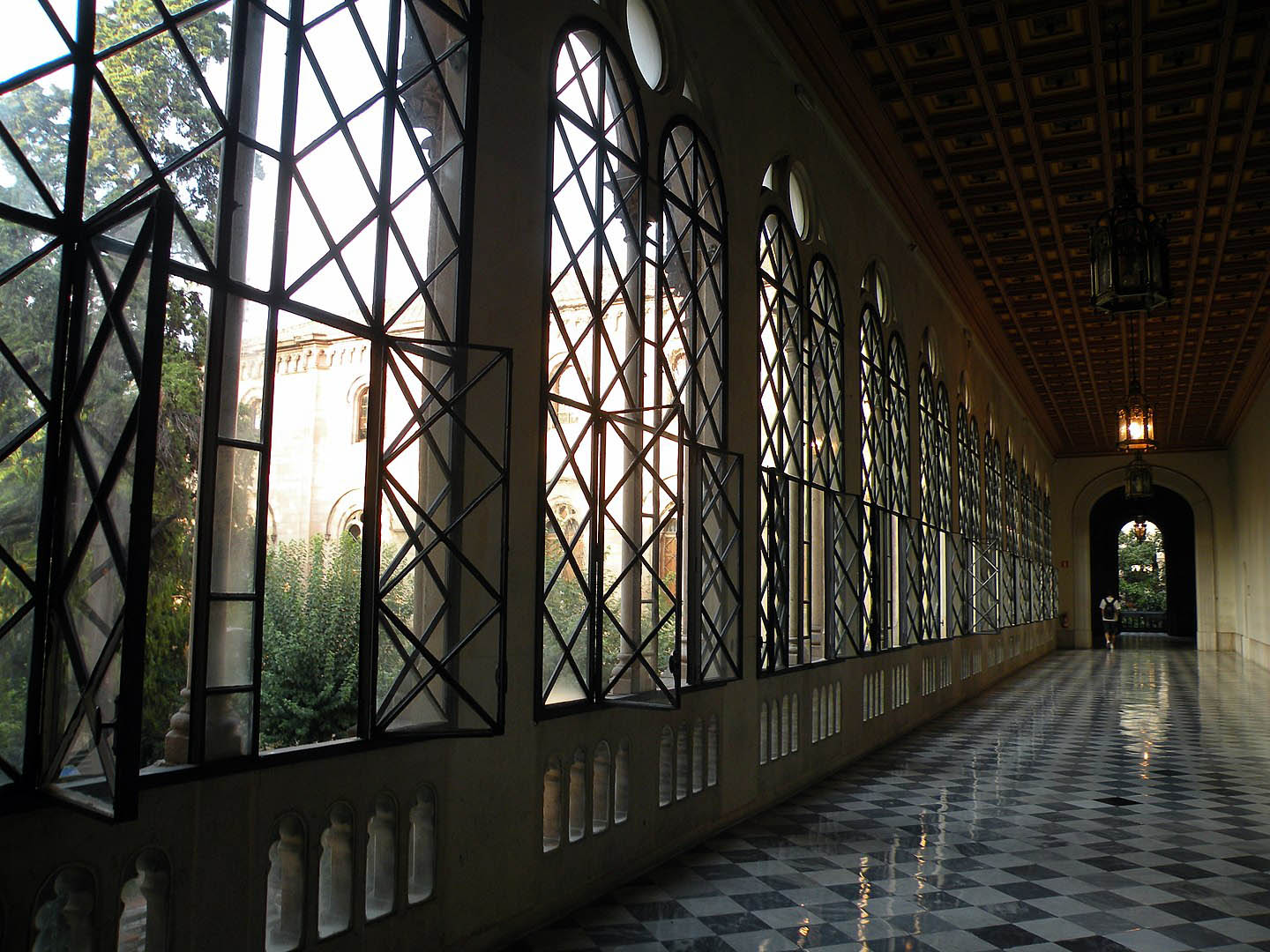 Passadís del primer pis de l'Edifici Històric de la Universitat de Barcelona (fotografia: Tassilirosmar / Wikimedia Commons / CC BY-SA 3.0 es).