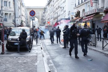 Manifestants kurds s'enfronten a la policia a París, després de l'atemptat que va causar tres morts (fotografia: Teresa Suarez).