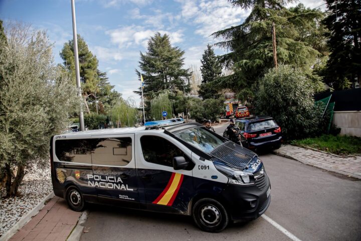 La policia espanyola a l'ambaixada d'Ucraïna a Madrid (fotografia: Europa Press).