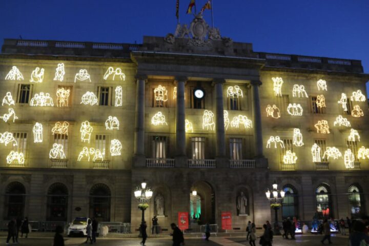 Façana de l'Ajuntament de Barcelona durant el Nadal de 2020