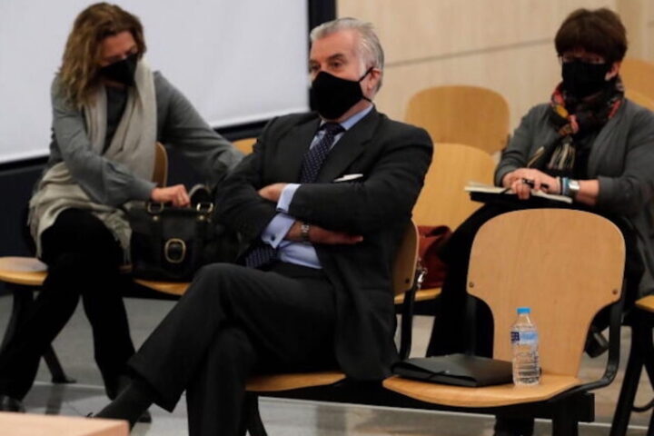 Pla general de l'ex-tresorer del PP Luis Bárcenas assegut al banc dels acusats en la primera sessió del judici sobre la caixa b del PP a l'Audiència espanyola