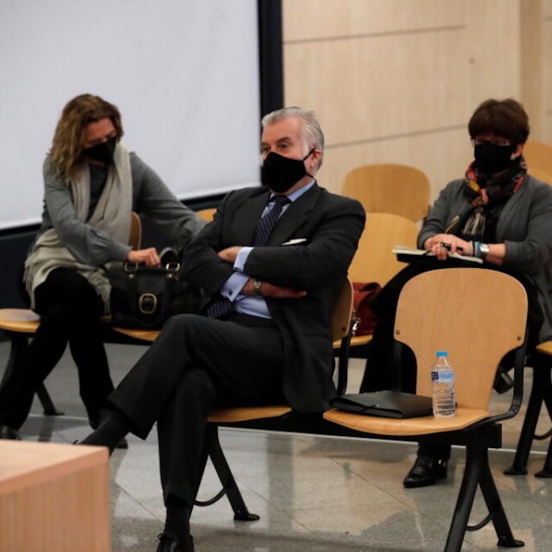 Pla general de l'ex-tresorer del PP Luis Bárcenas assegut al banc dels acusats en la primera sessió del judici sobre la caixa b del PP a l'Audiència espanyola