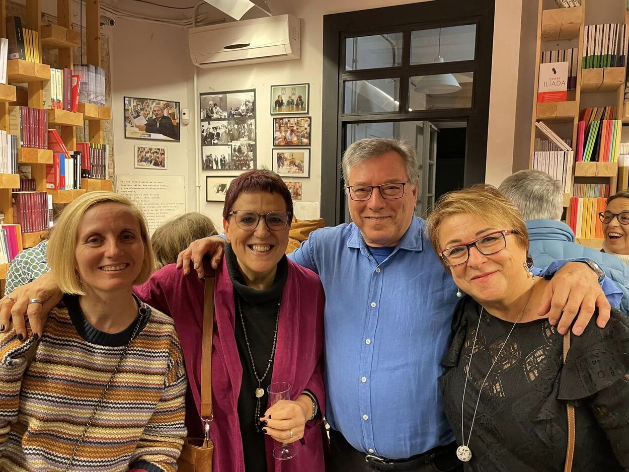 L'escriptora i editora Mònica Batet i l'escriptora i directora de Tiana Negra, Anna Maria Villalonga, juntament amb els editors de Meteora, Jordi Fernando i Maria Dolors Sàrries.