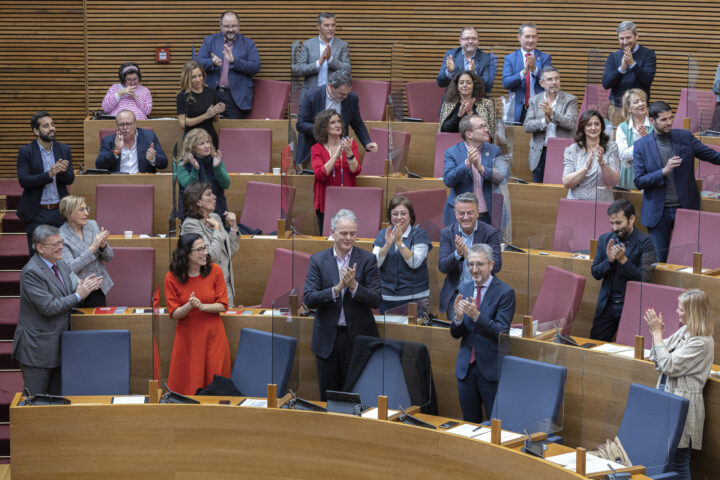 El conseller d'Hisenda i Model Econòmic, Arcadi Espanya, és aplaudit pels consellers i diputats del Botànic