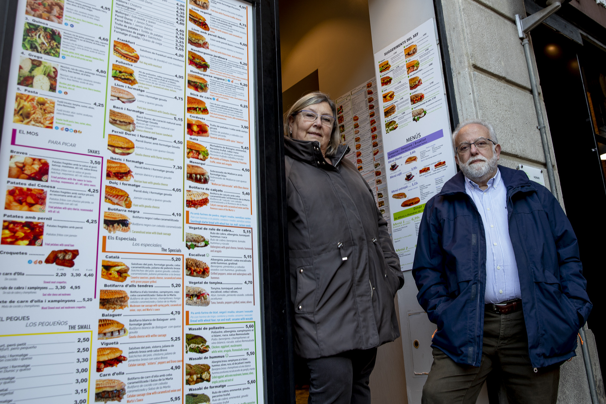 Marta Cortadella i Josep Conesa, amos de Conesa Entrepans, situat a la plaça de Sant Jaume de Barcelona.