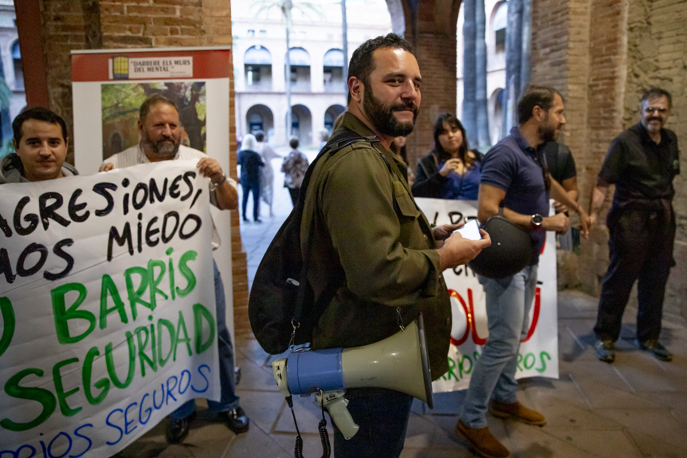 El secretari d’organització de Vox, Jordi de la Fuente, en una concentració de l'associació satèl·lit del partit ultra, Mi Barrio Seguro, a Nou Barris (fotografia: Albert Salamé).