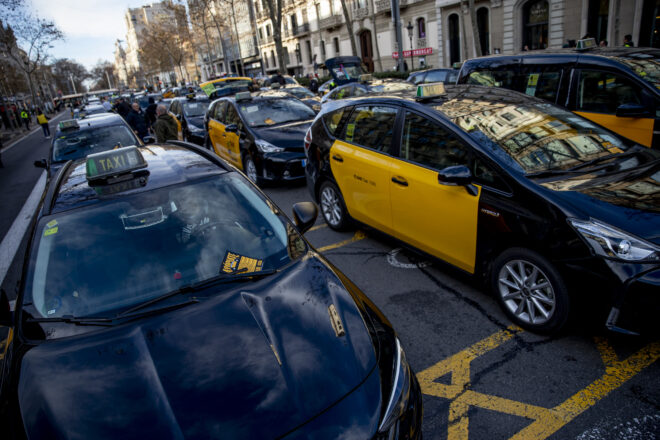 Els taxistes en vaga volen col·lapsar les rondes de Barcelona