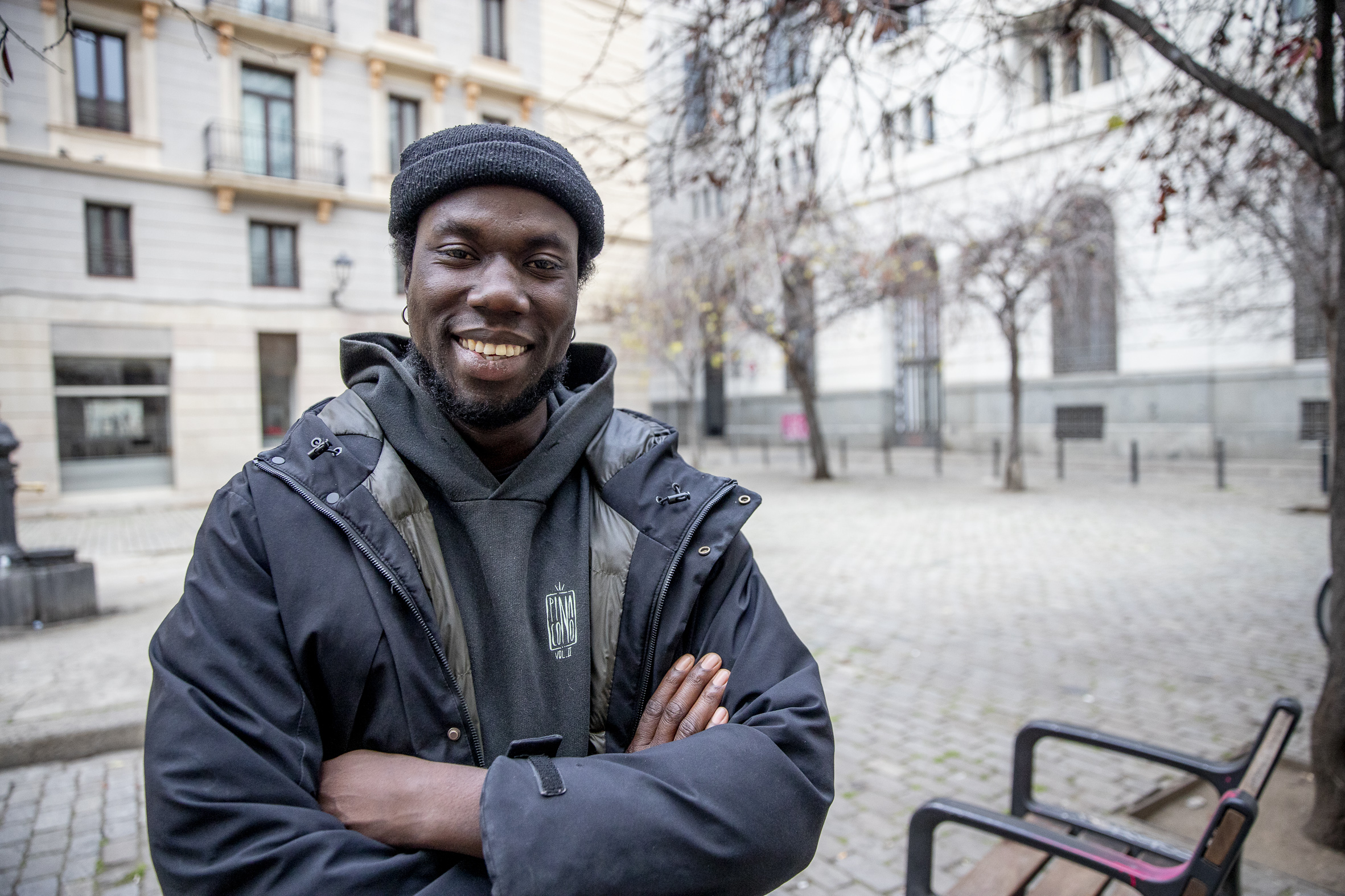 Daura Mangara, durant l'entrevista, al carrer de la Marquesa de Barcelona. (fotografia: Albert Salamé)