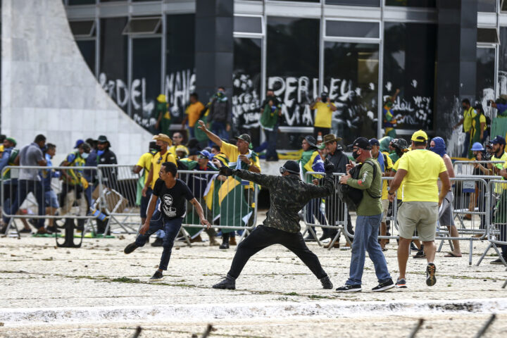 Manifestants bolsonaristes al palau presidencial del Brasil (fotografia: EFE/ Marcelo Camargo/Agencia Brasil).