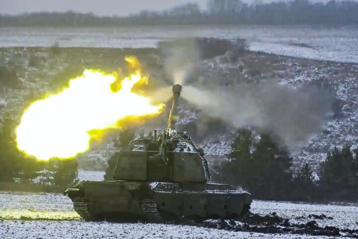 Forces russes disparant en una posició no desvetllada a Donetsk