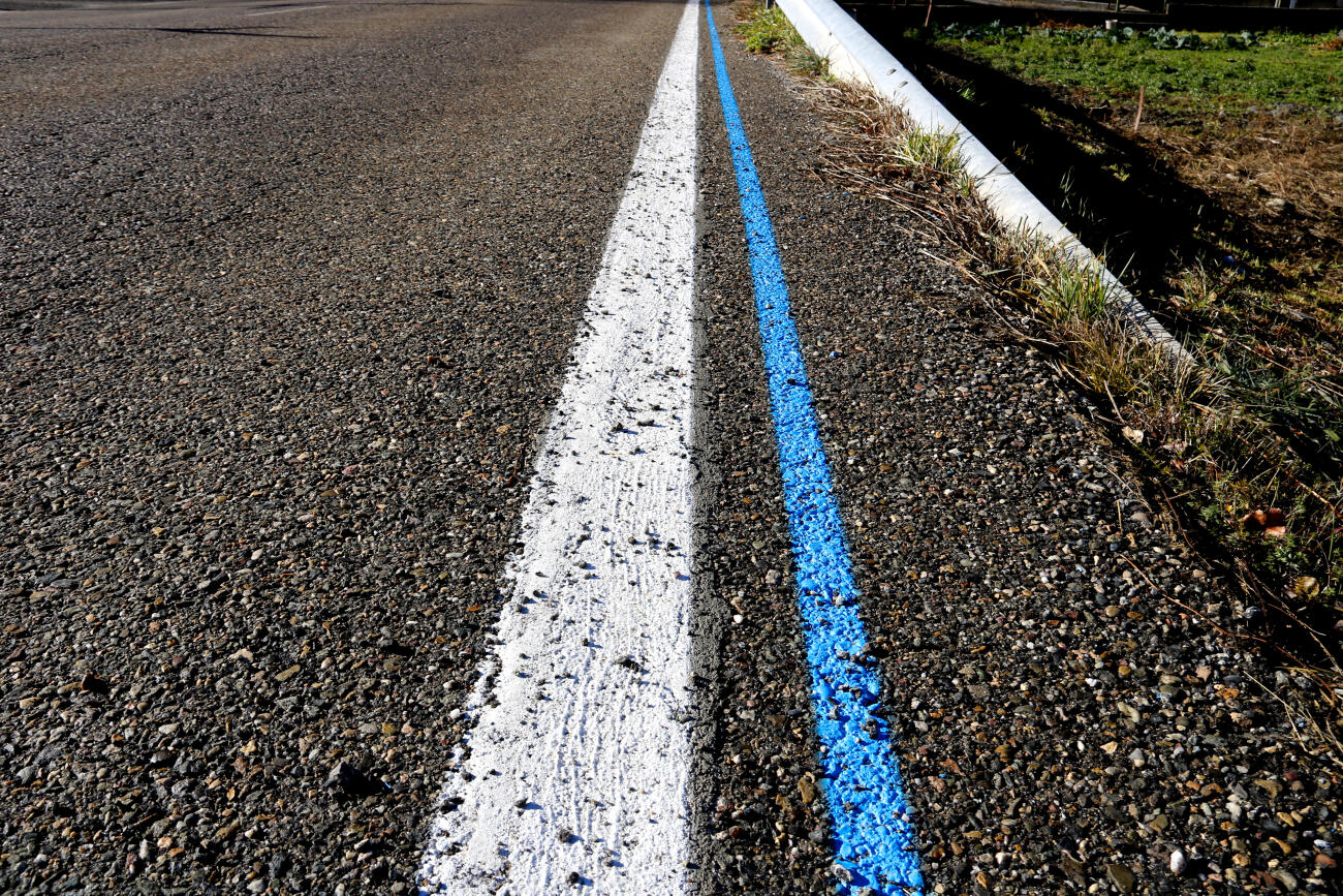 Imatge d'arxiu d'una línia de fibra òptica en una carretera