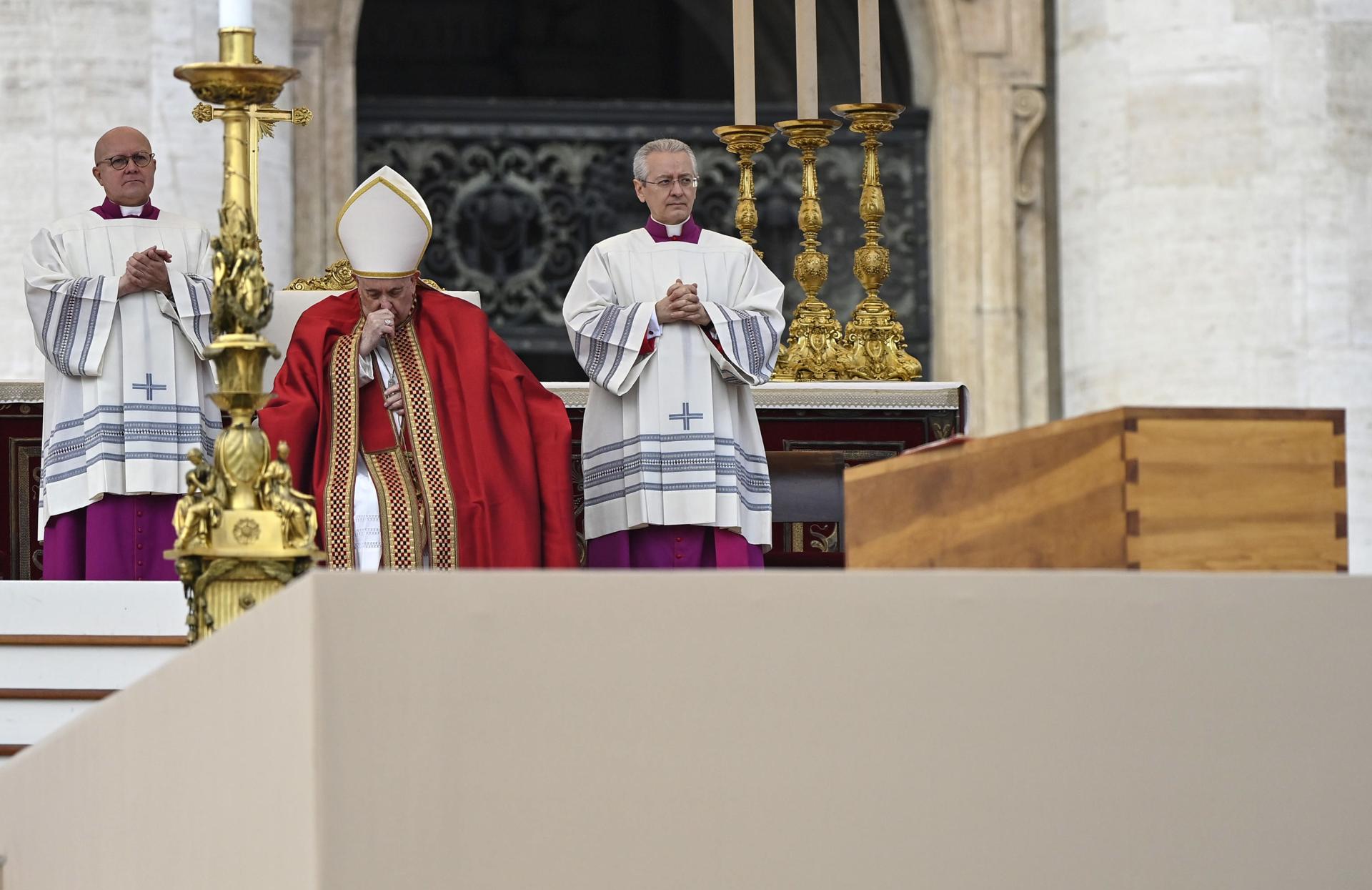 El papa Francesc a prop del taüt del papa emèrit Benet XVI durant el funeral. Fotografia de Riccardo Antimiani (EPA).