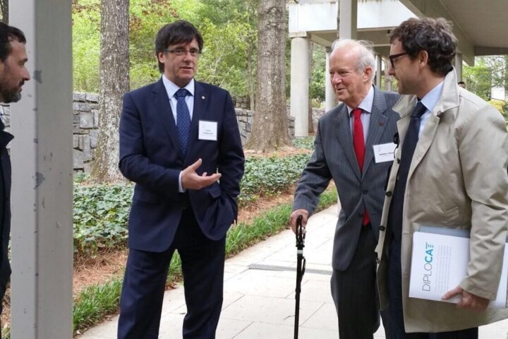Carles Puigdemont, Ambler Moss i Albert Royo en el Carter Center d'Atlanta