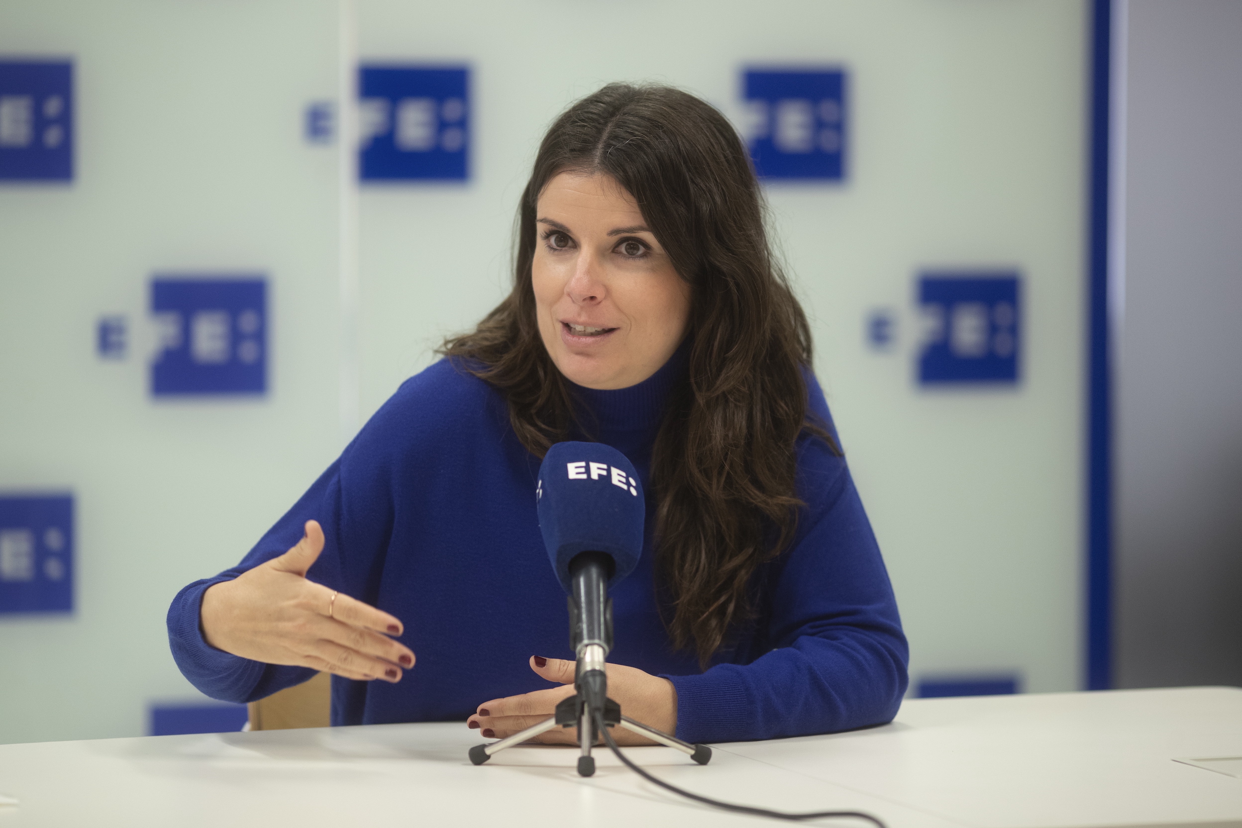 La portaveu de Junts al parlament, Mònica Sales, en un moment de l'entrevista (fotografia: EFE/Marta Perez).