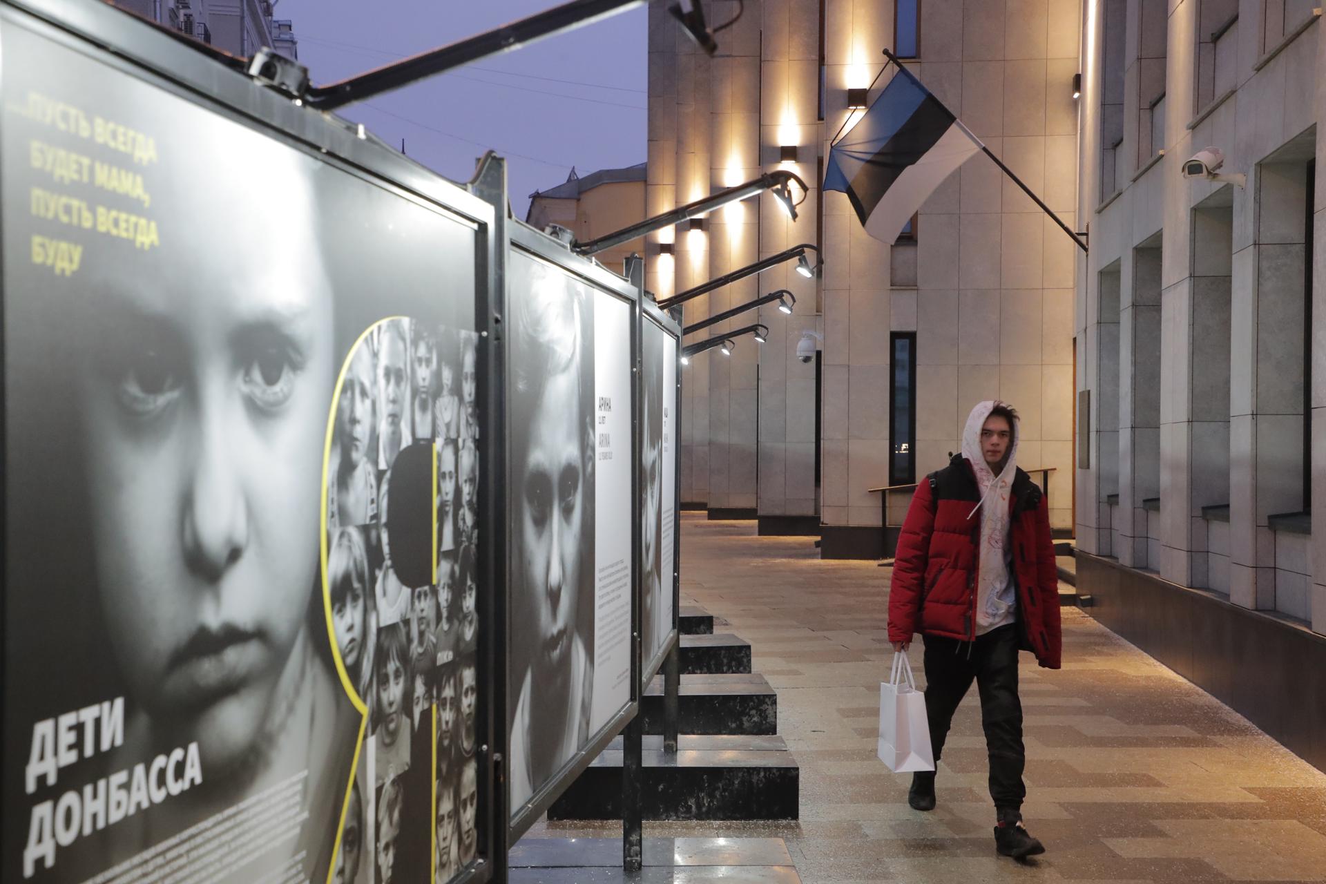 Ambaixada d'Estònia a Moscou. Les autoritats russes han instal·lat panells de propaganda a davant de l'edifici. (Fotografia de Maxim Xipenkov)