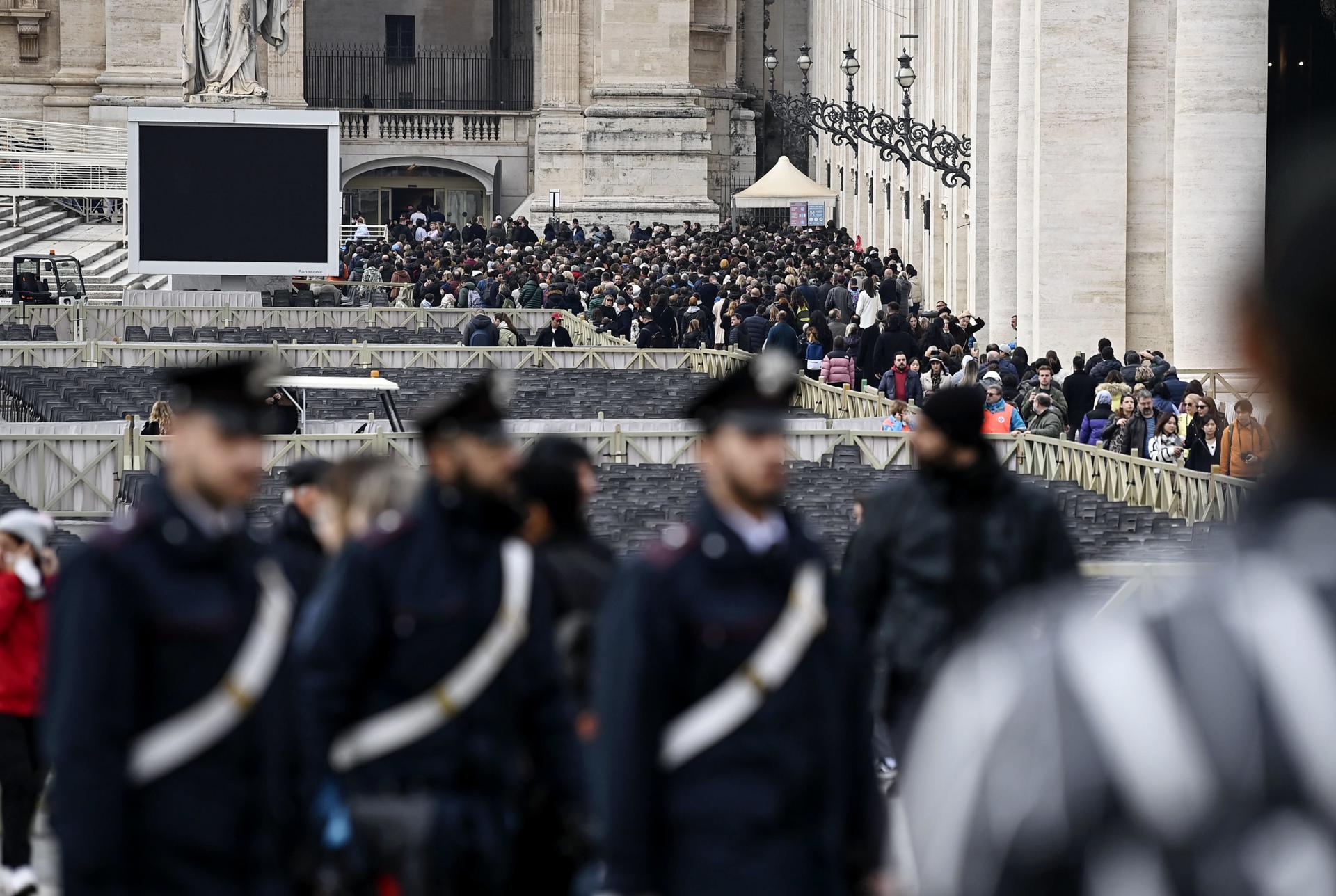 La cua de fidels al Vaticà per a entrar a veure el cos de Benet XVI (fotografia: de Riccardo Antimiani).