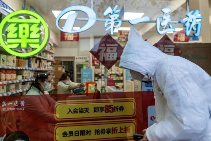 Una persona comprant en una farmàcia de Xangai. (Fotografia d'Ales Plaveski)