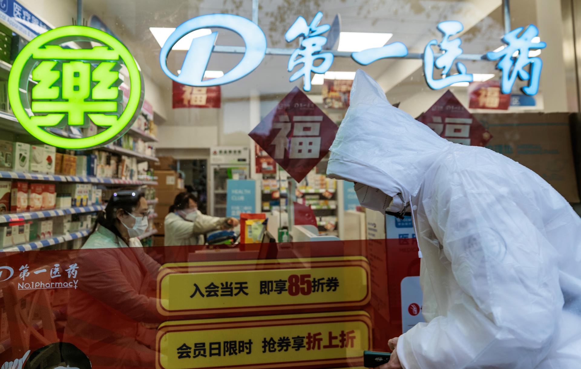 Una persona comprant en una farmàcia de Xangai. (Fotografia d'Ales Plaveski)