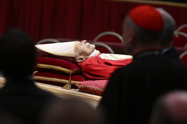 El papa emèrit Benet XVI a la capella ardent del Vaticà (fotografia: EFE/EPA/Ettore Ferrari).