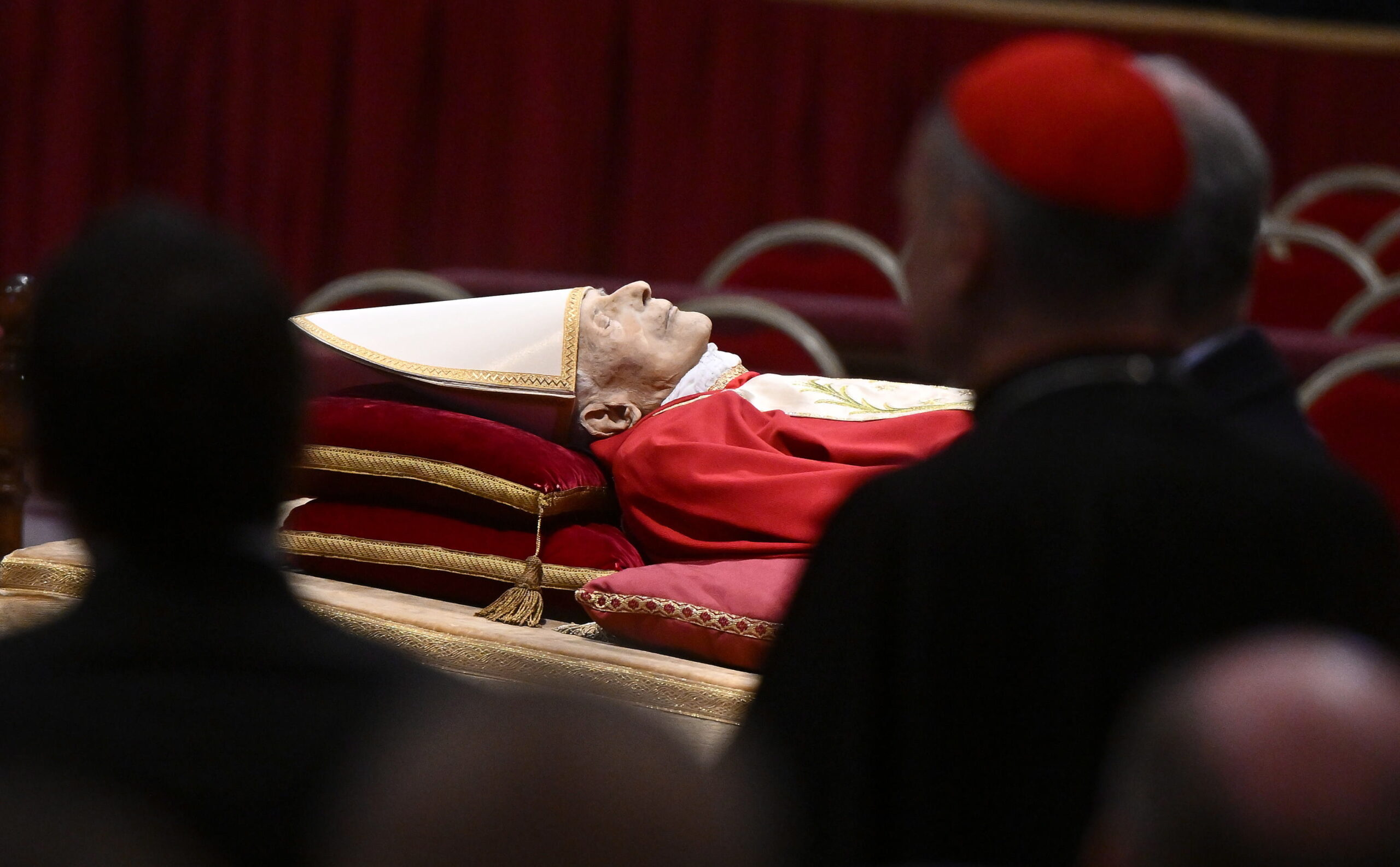 El papa emèrit Benet XVI a la capella ardent del Vaticà (fotografia: EFE/EPA/Ettore Ferrari).