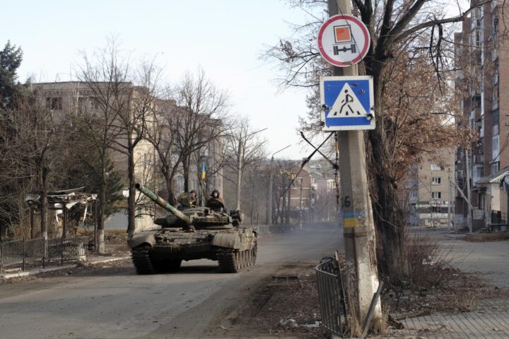 Un tanc de l'exèrcit ucraïnès patrullant a la rodalia de Bakhmut