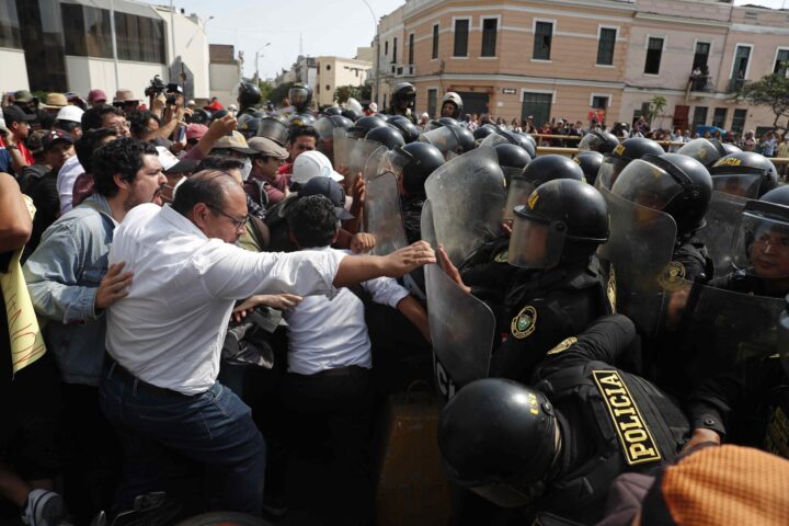 Més de dos-cents detinguts en el desallotjament d'una universitat de Lima
