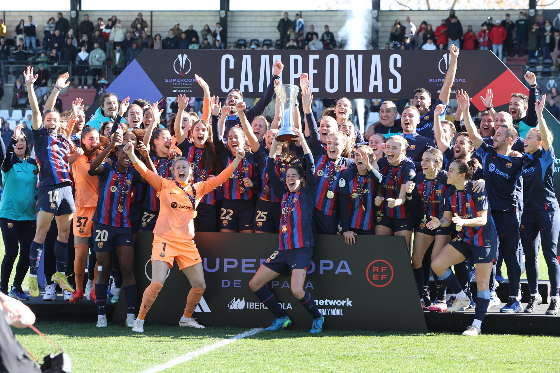 Salma Paralluelo, jugadora del Barça, recull sola la medalla que l'acredita com a campiona de la Supercopa d'Espanya.