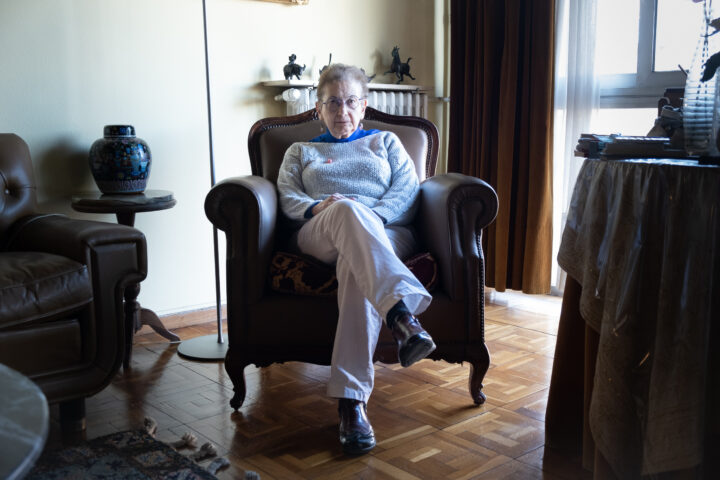 Blanca Serra, asseguda en una butaca al saló de casa seva