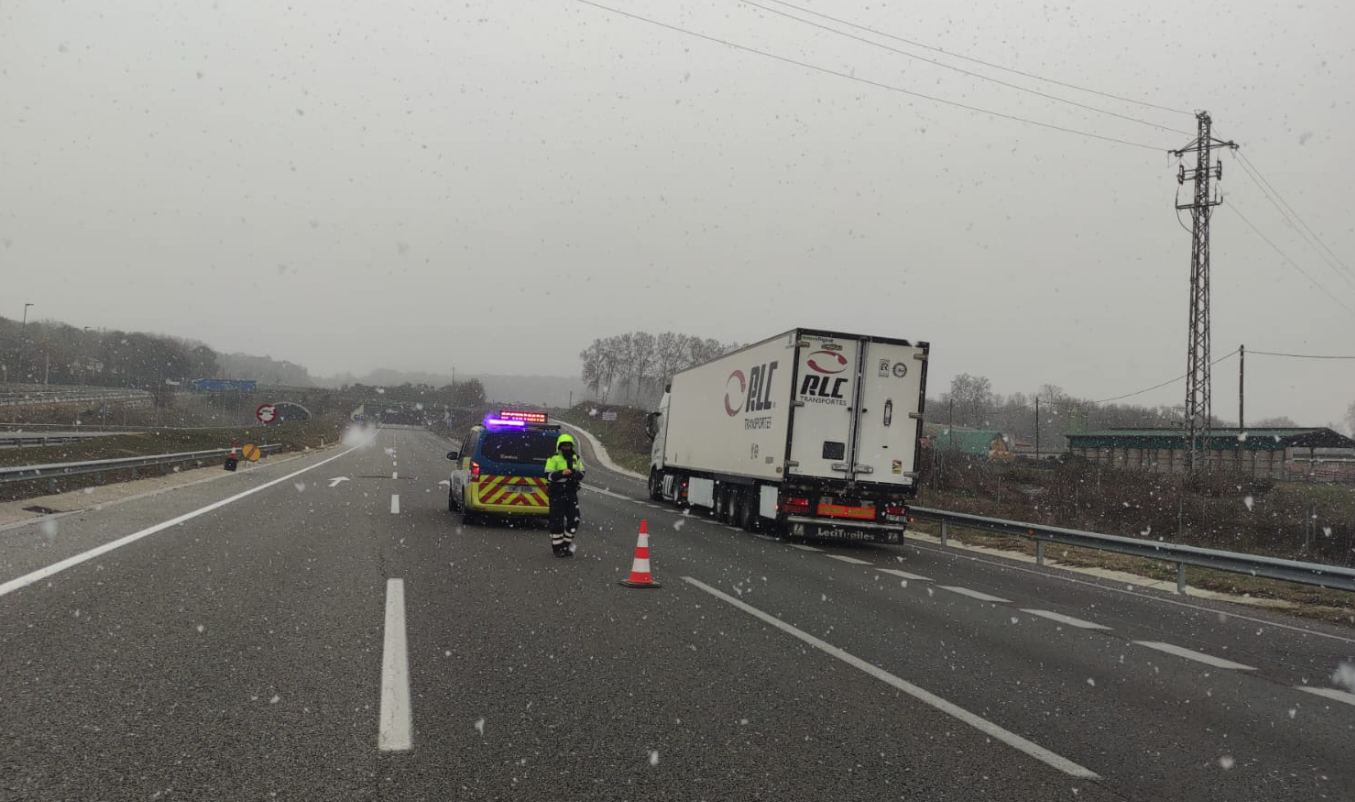 Control dels Mossos d'Esquadra a la C-25 a l'altura de Sant Julià de Vilatorta (fotografia: Mossos)