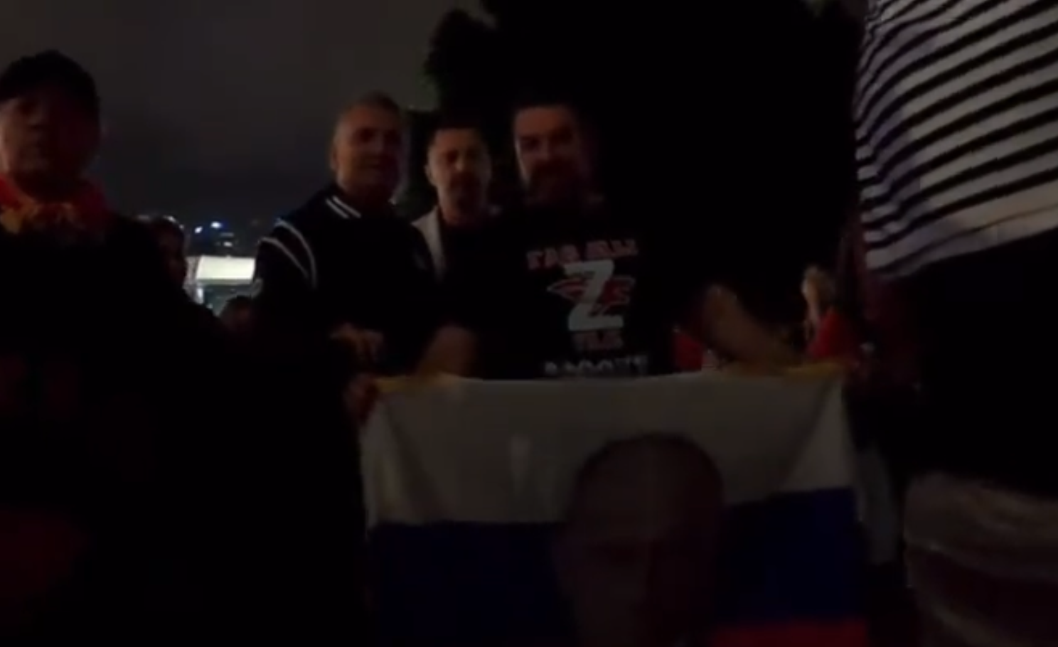 Srdjan Djokovic fent-se fotografies amb afeccionats amb simbols a favor de la invasió d'Ucraïna