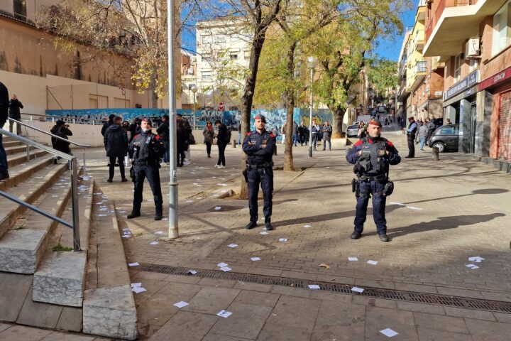 Part del desplegament dels Mossos d'Esquadra a la plaça de Santa Engràcia (fotografia: CUP Nou Barris)