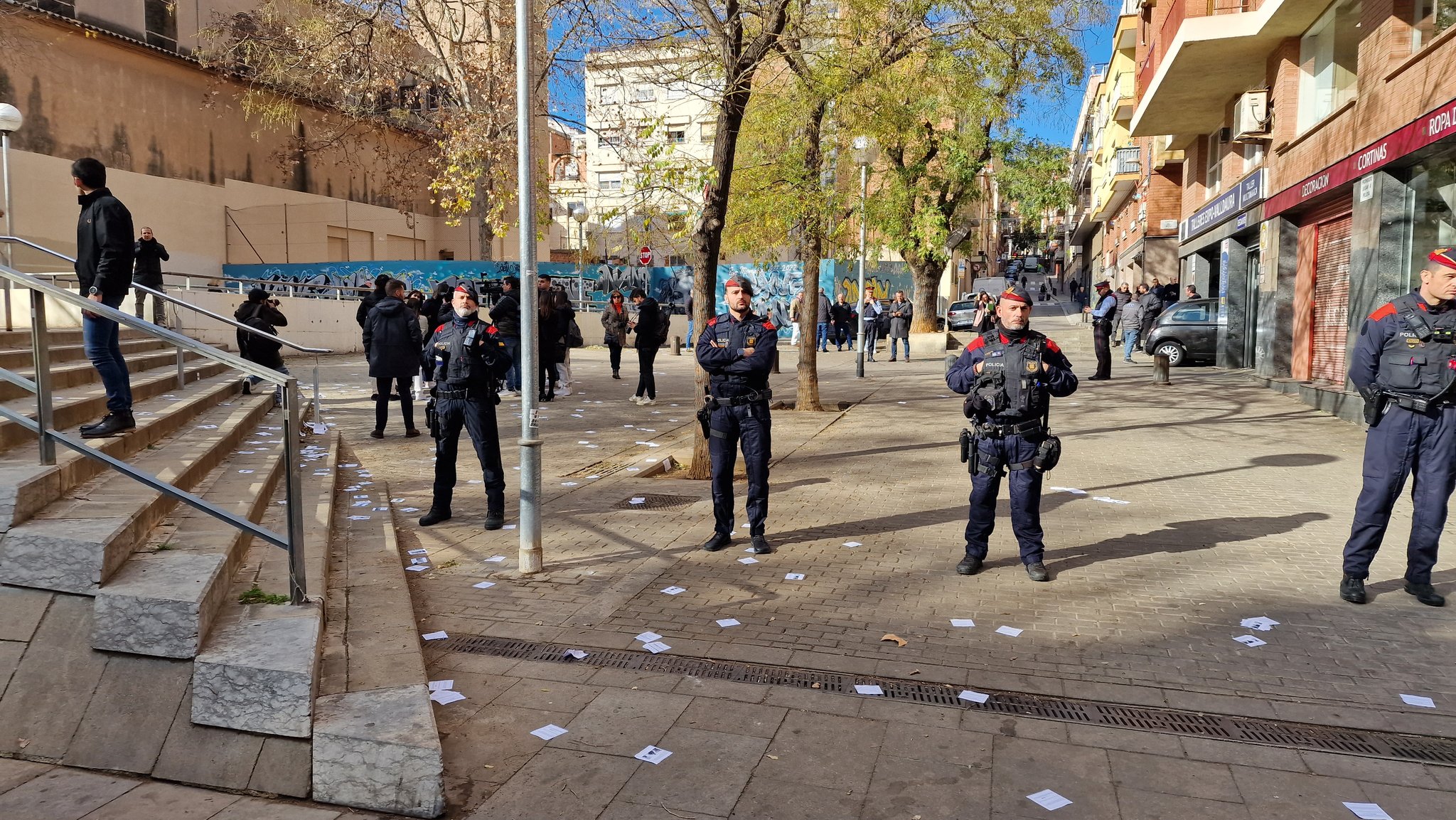 Part del desplegament dels Mossos d'Esquadra a la plaça de Santa Engràcia (fotografia: CUP Nou Barris)