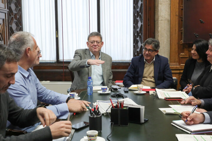 El president Ximo Puig amb el responsable de Promoció Institucional, Alfred Boix, i més membres de l'equip de Presidència.