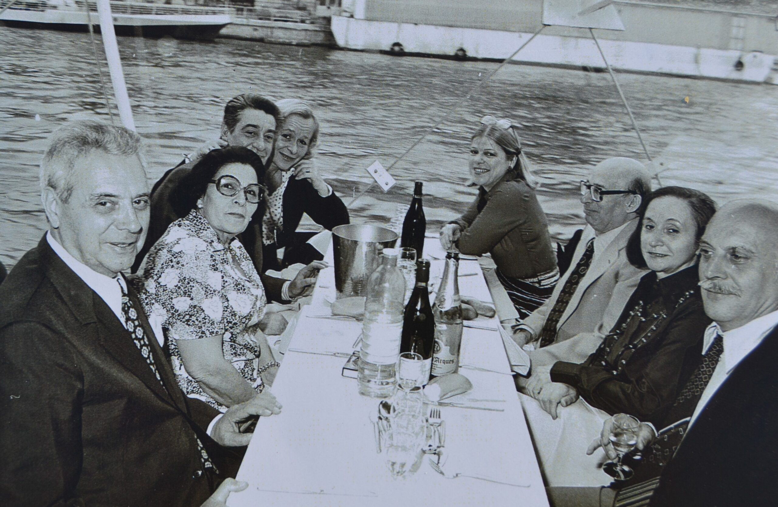 Manuel Valls de Gomis, el primer de l’esquerra, amb Manuel Viusà, Gertrudis Galí, Octavi Viladrosa i Claude Hyzette, entre d'altres / Arxiu Robert Surroca i Tallaferro