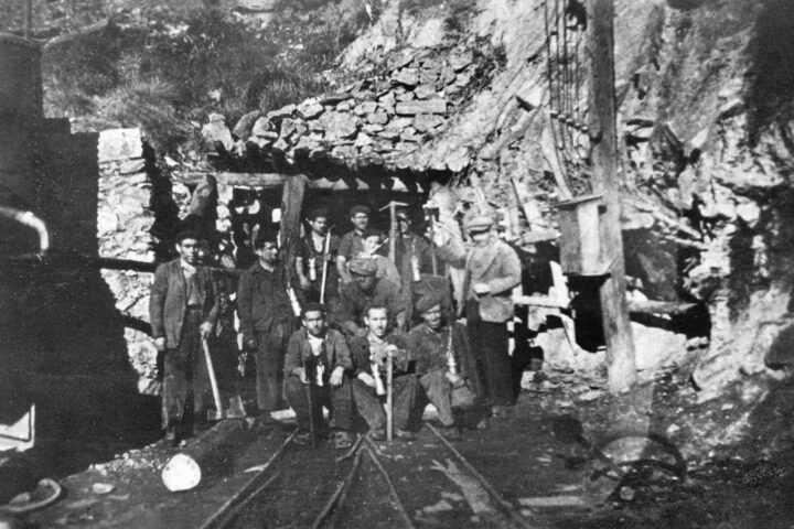 Miners davant una entrada a una de les mines de Saldes, anys cinquanta (fotografia: autor desconegut).