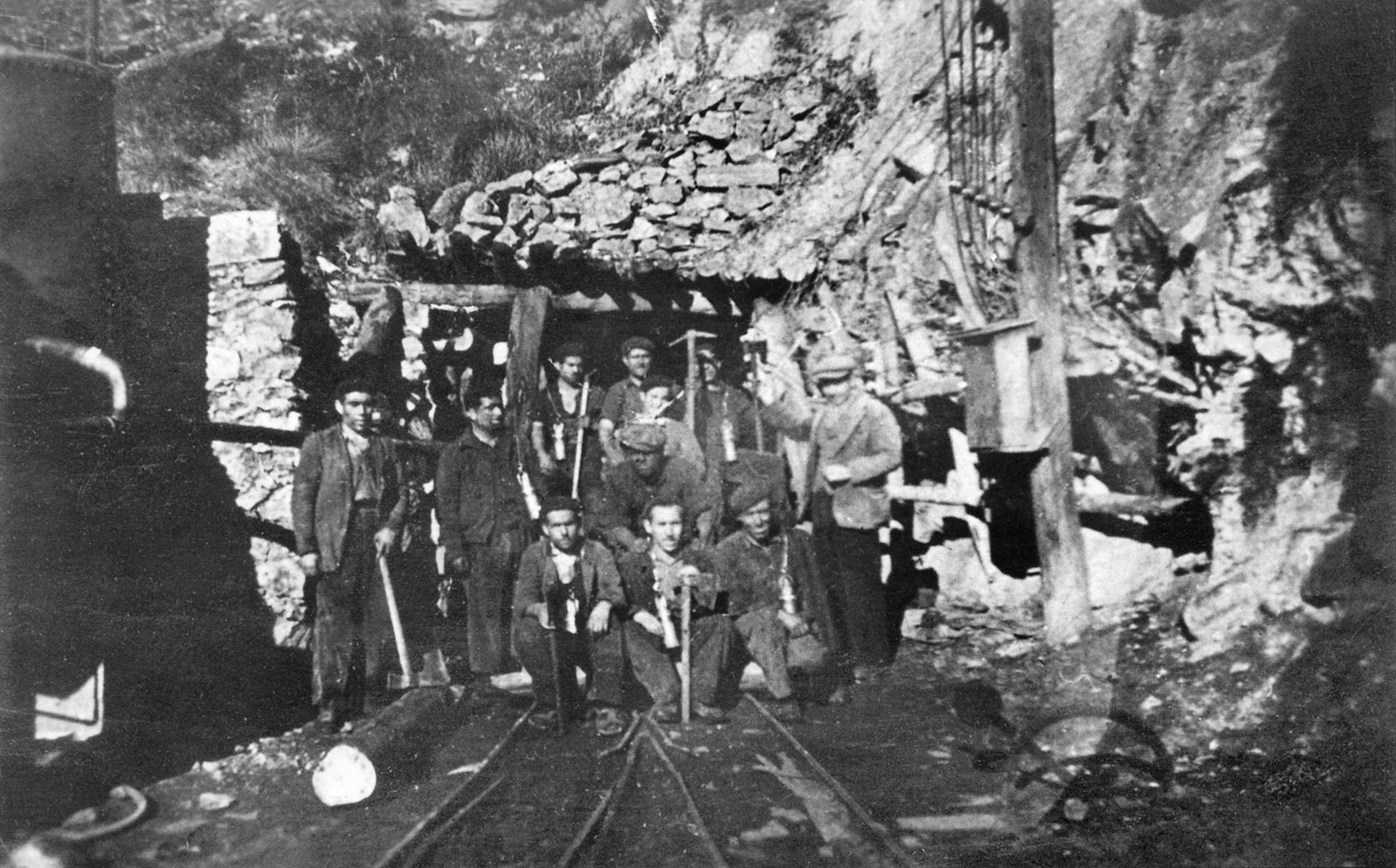 Miners davant una entrada a una de les mines de Saldes, anys cinquanta (fotografia: autor desconegut).