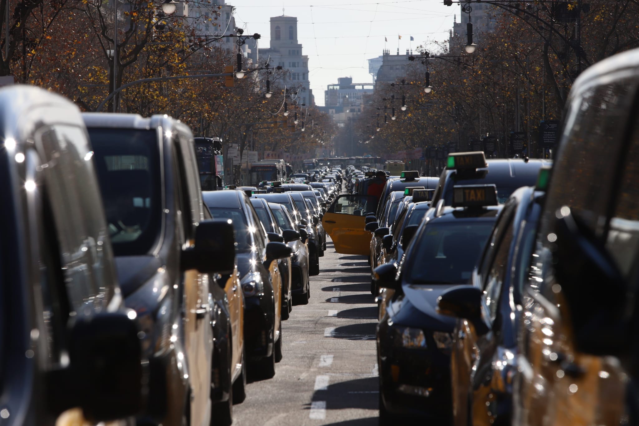 Els taxistes tallen la Gran Via de Barcelona. (fotografia: Albert Salamé)