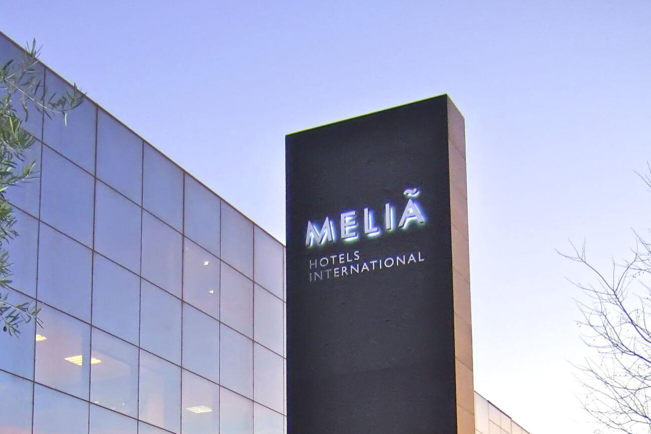 El logo de la cadena hotelera Meliá a l'entrada d'un dels seus hotels