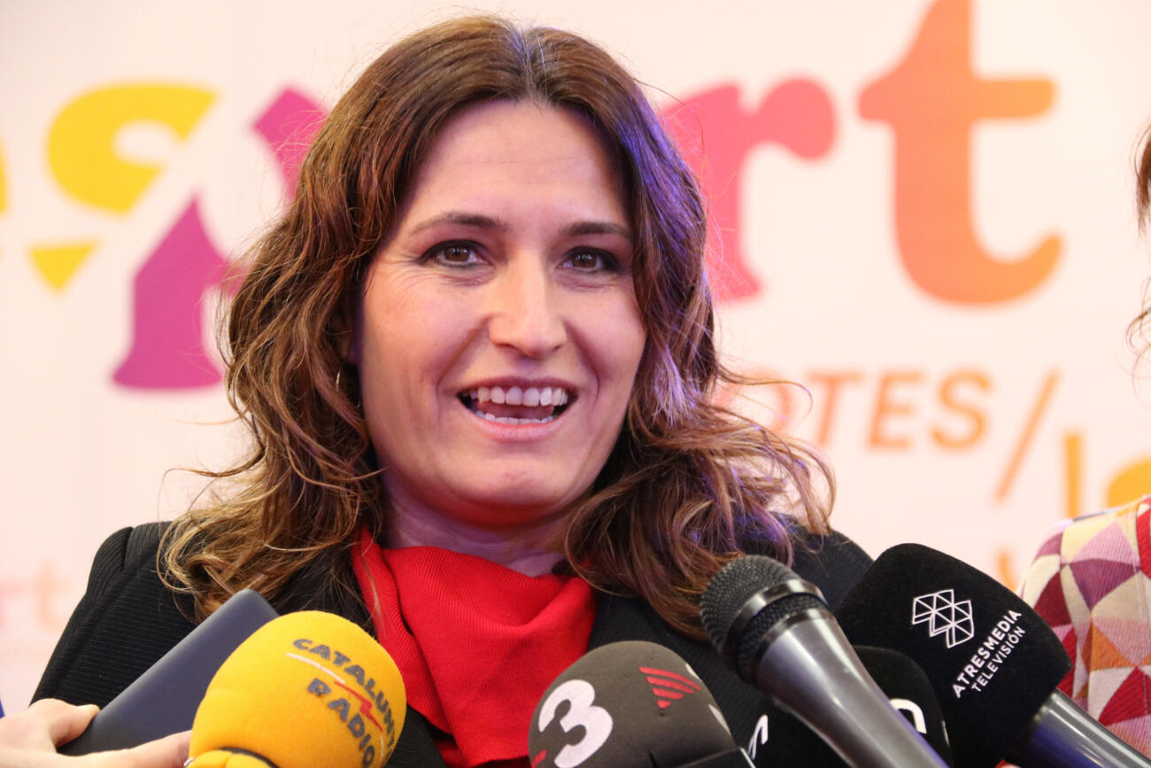 La consellera de la Presidència, Laura Vilagrà, en una atenció als mitjans a l'espai lúdic esportiu 'Totesport' (fotografia: ACN/Sara Escalera).