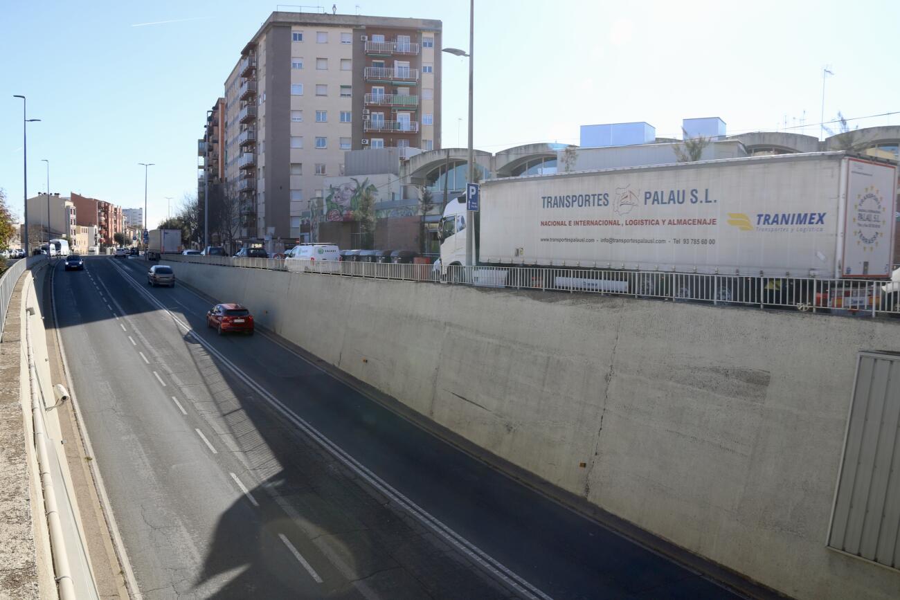 La Gran Via de Sabadell des de la intersecció amb la carretera que duu a Castellar del Vallès