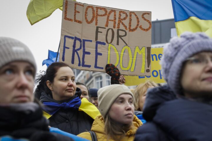 Un grup d'ucraïnesos manifestant-se ahir a Brussel·les demanant tancs Leopard pel seu país. (Fotografia d'Olivier Hoslet)