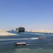 Egipte lluita contra vent i marea per rescatar el seu ‘salvavides’ econòmic: el canal de Suez